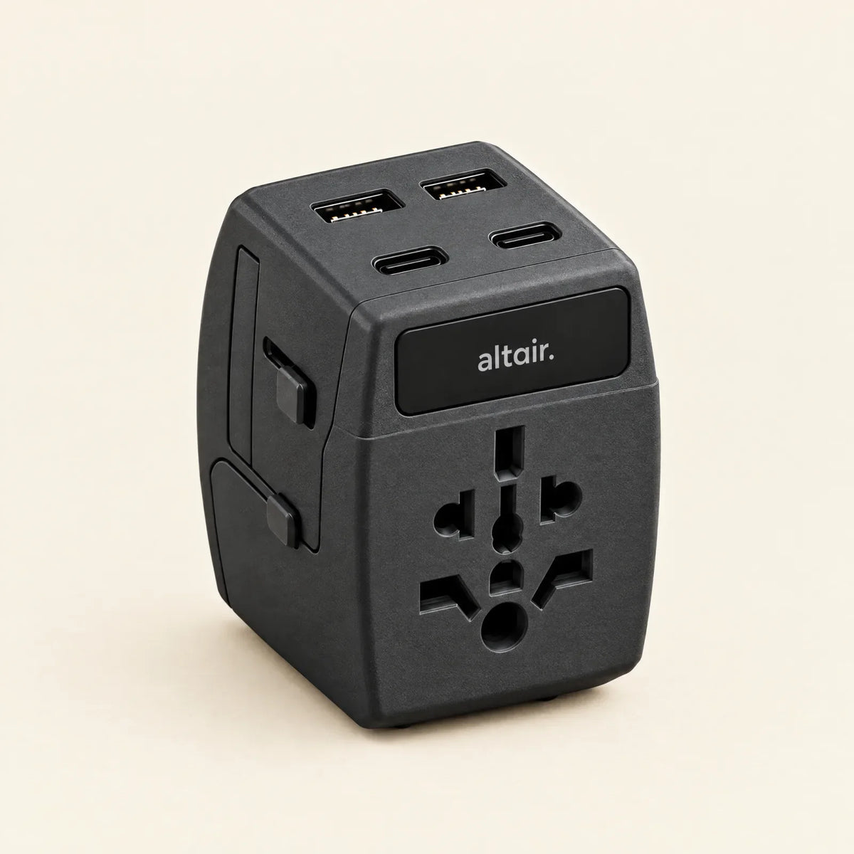 ALTAIR Reiseadapter 65 W in Schwarz, Frontansicht des GaN-Universaladapters