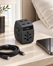 ALTAIR Reiseadapter 65 W in einer Hotelsteckdose beim Laden